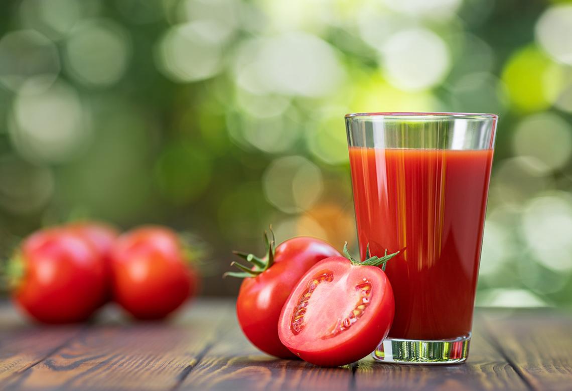 El jugo de tomate puede ayudar a reducir el azúcar en sangre.