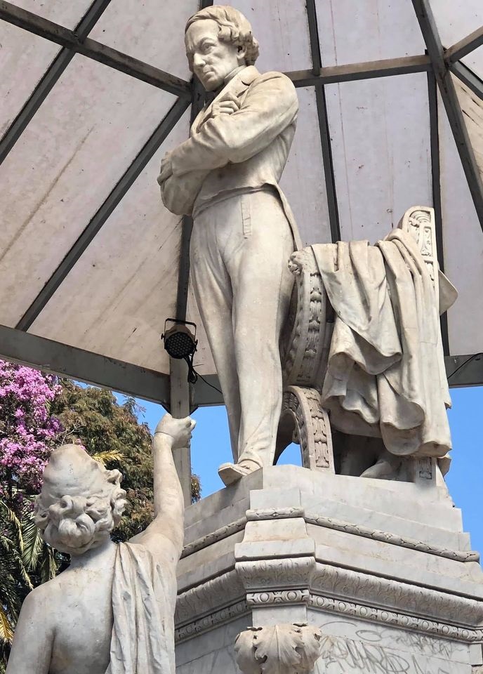 ESTATUA DE LOLA MORA. En la plaza que lleva el nombre del ilustre tucumano se luce la escultura en su honor.