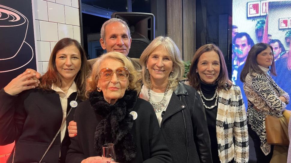 CELEBRACIÓN. Lula López de Frías, Magdalena Paz de Buffo, Zulita Paz de Guyot, Gustavo Paz y Mónica Frías estuvieron en McDonalds para el brindis por los 25 años de la inauguración de su primer local.