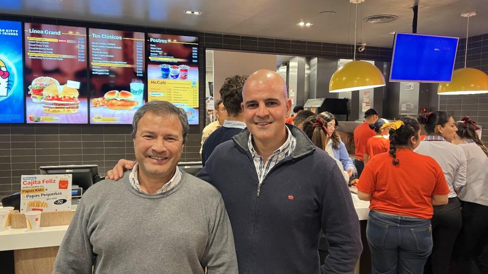 UN MOMENTO PARA COMPARTIR. Jorge Chein y Diego Falibene, en un local repleto de gente, como habitualmente ocurre.