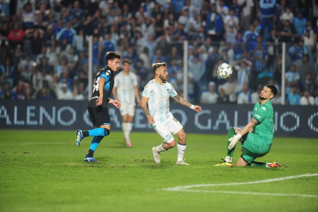 Con un golazo de Tesuri y un enorme partido de Durso, Atlético Tucumán venció a Racing 1 a 0