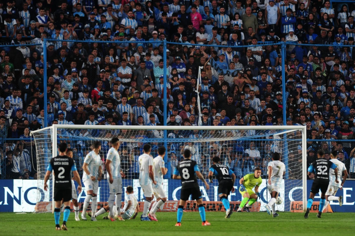 NO LUCIÓ PERO GANÓ. Atlético sufrió demasiado en la primera mitad pero ganó gracias a la sutileza de Pulga, el gol de Tesuri y las atajadas de Durso.