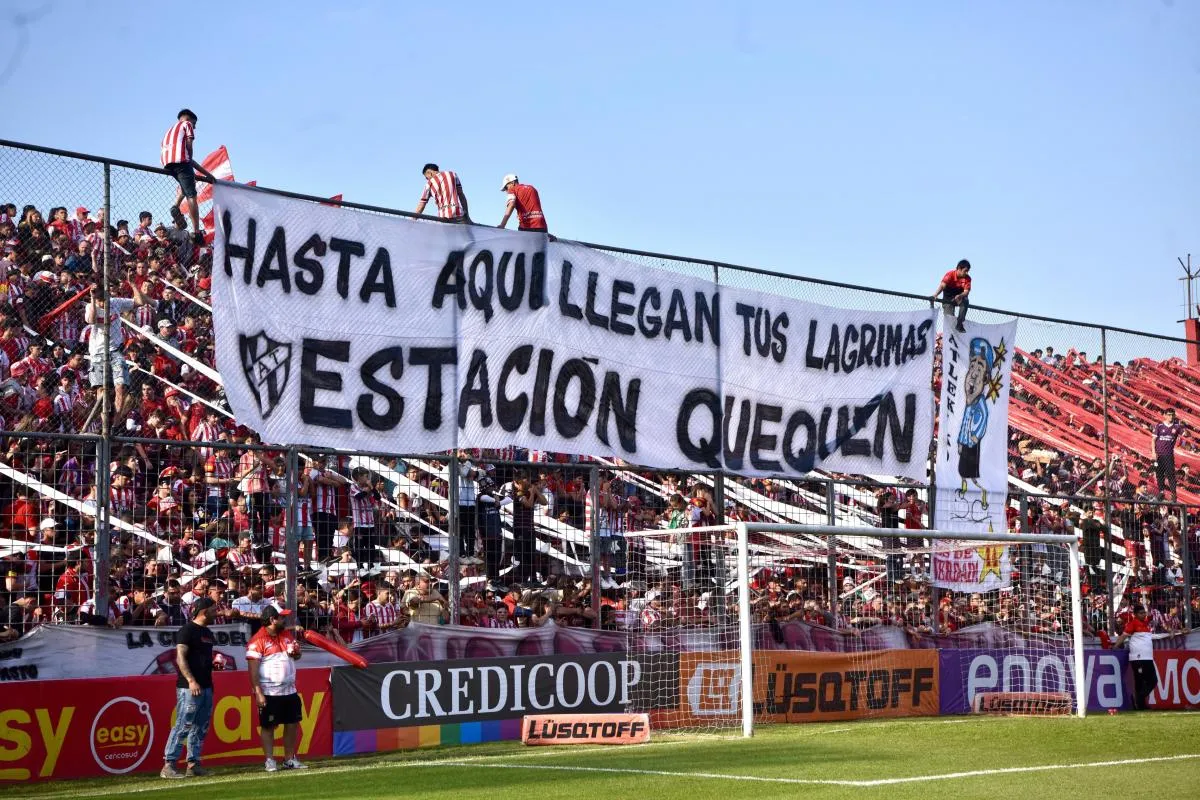 CHICANA. Los hinchas de San Martín colgaron en el sector de la tribuna Bolívar para mofarse del pedido de Atlético para que la Copa de Campeones de 1960 sea considerado un título de Primera División.