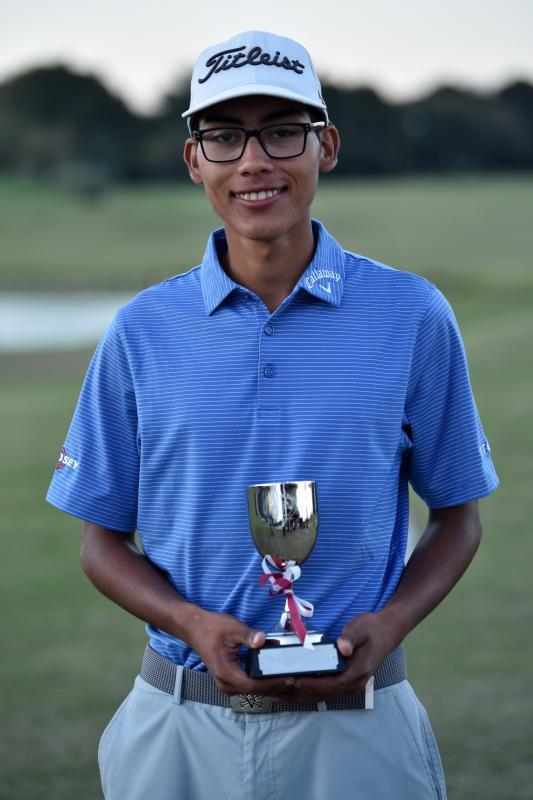 CON LA COPA. Emanuel Núñez posa contento tras ganar su segundo título en menos de una semana.