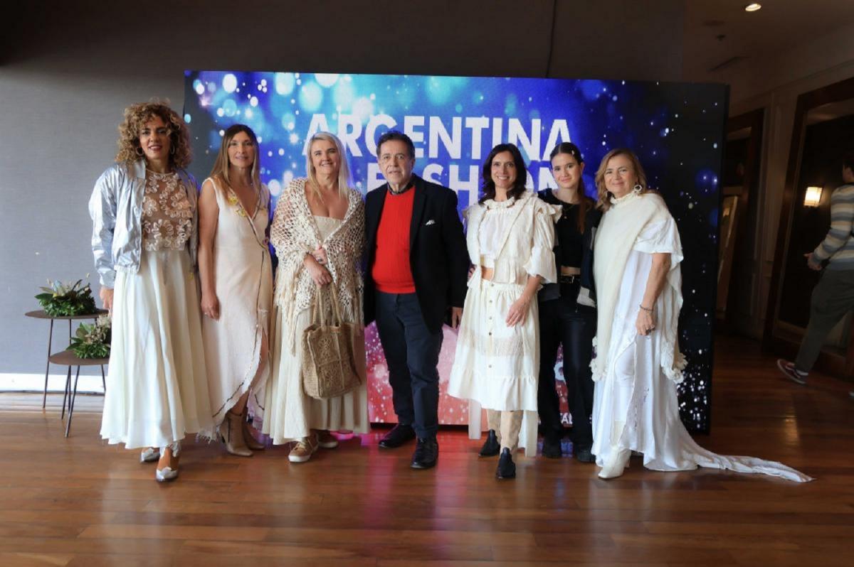 Hector Vidal Rivas junto a las diseñadoras. 