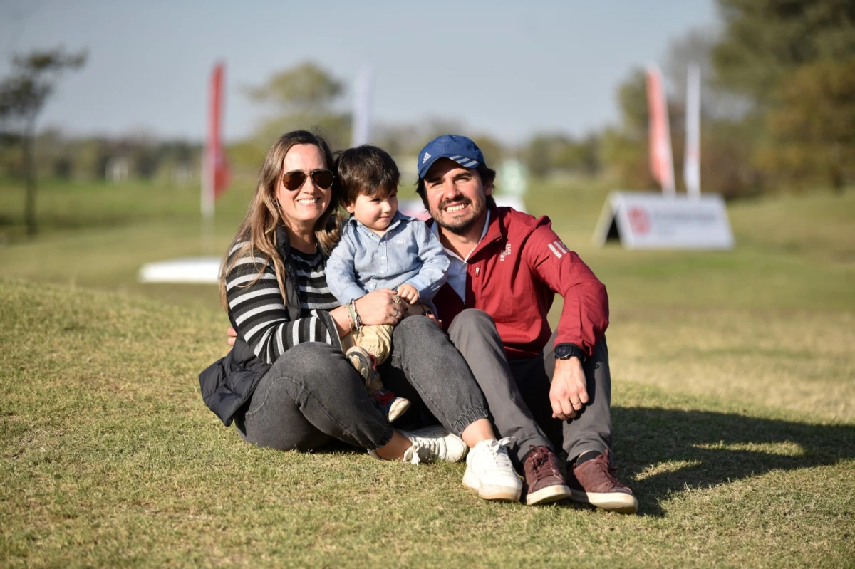 FELIZ EN FAMILIA. Tras recibir el premio, Simón Rougés celebró junto a María Eugenia López y a su hijo Fernando. “Siempre es una alegría acompañarlo”, dijo su esposa.