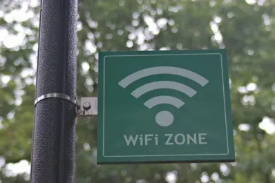 A qué riesgos nos exponemos cuando nos conectamos a una red de WiFi gratuita, según un especialista