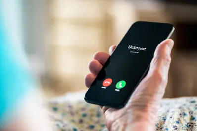 Estas son las tres frases típicas que usan los estafadores por celular, según especialistas