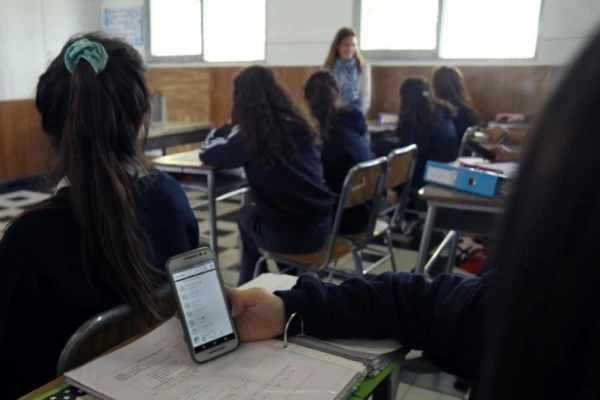 Buscan prohibir el uso del celular en las escuelas de Tucumán