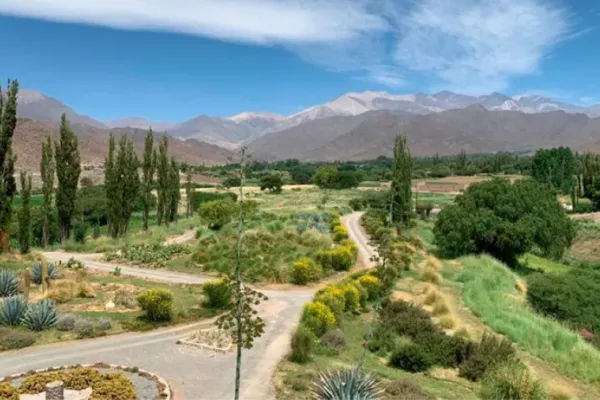 Cuál es el pueblito del NOA, rodeado de montañas y bodegas, ideal para visitar el próximo fin de semana largo