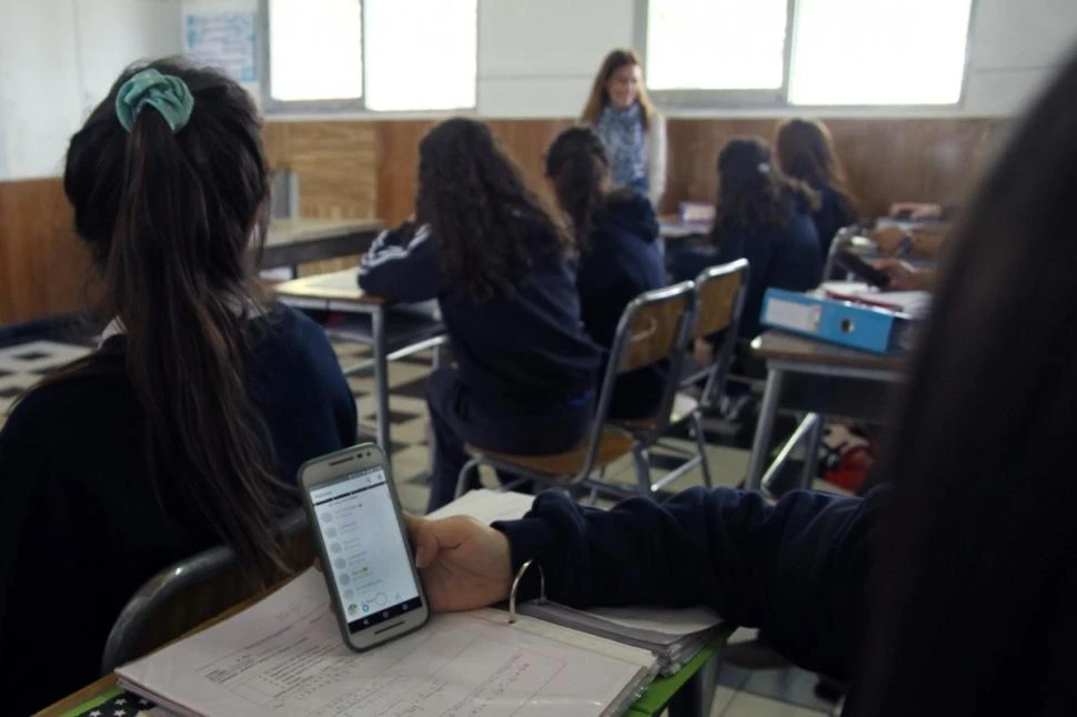 COINCIDENCIAS. Oficialistas y opositores argumentan que la prohibición del uso del celular en la escuela traerá múltiples beneficios a los alumnos.