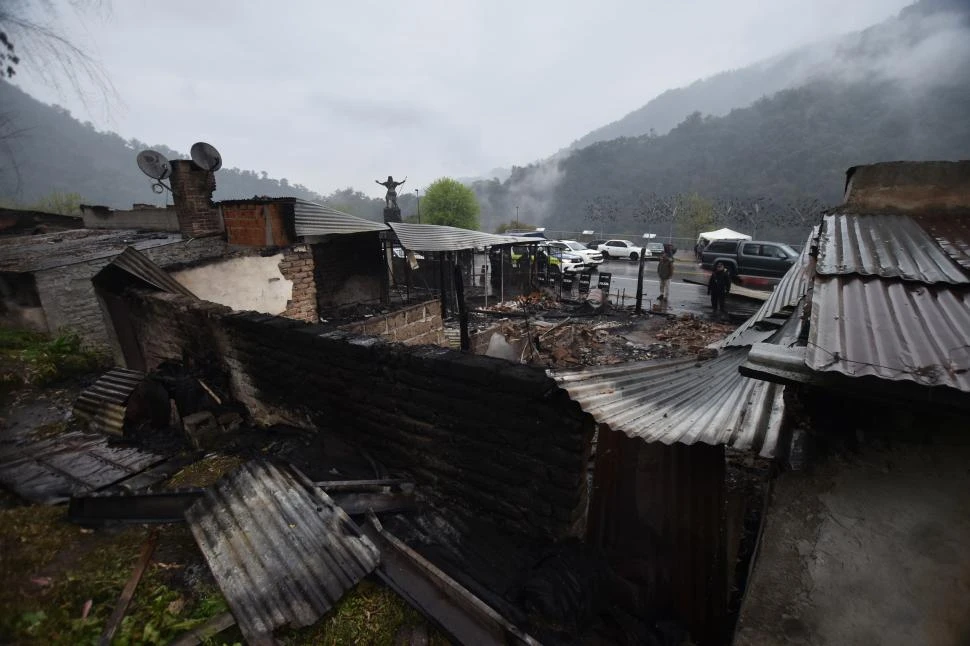 DEVASTADOR. El viernes un incendio devoró ocho puestos en El Indio. la gaceta / foto de osvaldo ripoll