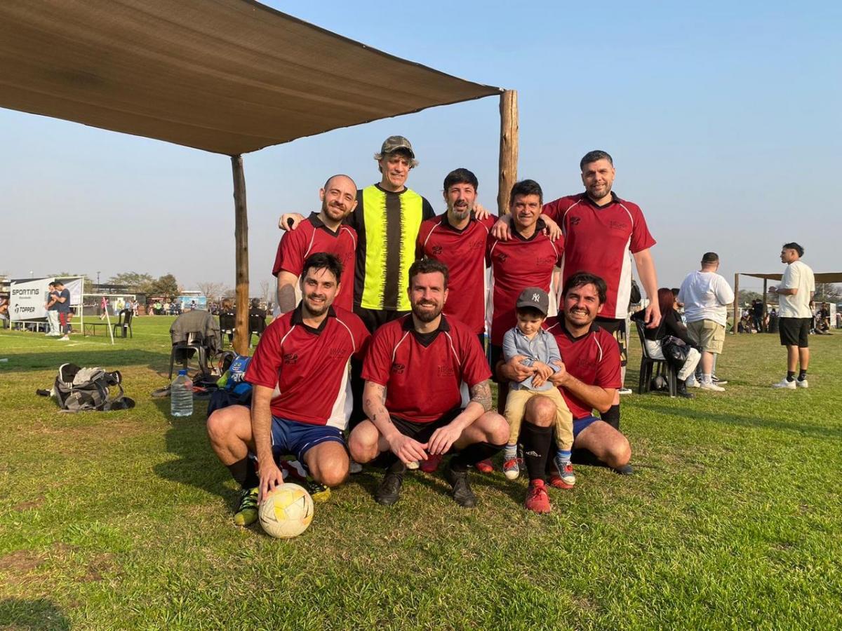 EN LAS CAÑAS. Rougés posa junto a su hijo Fernando y al plantel de Quebrachal.