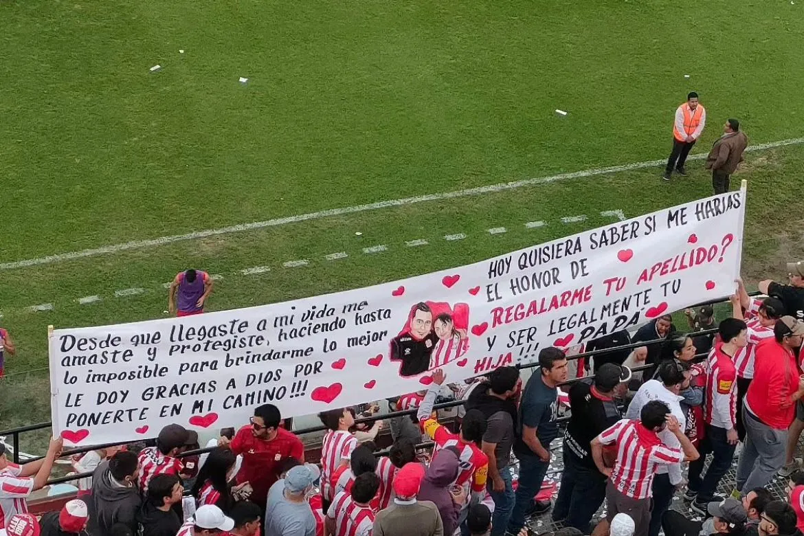 MOMENTO ESPECIAL. Durante el entretiempo del partido contra el homónimo sanjuanino, se desplegó el pasacalles con el emotivo mensaje. 