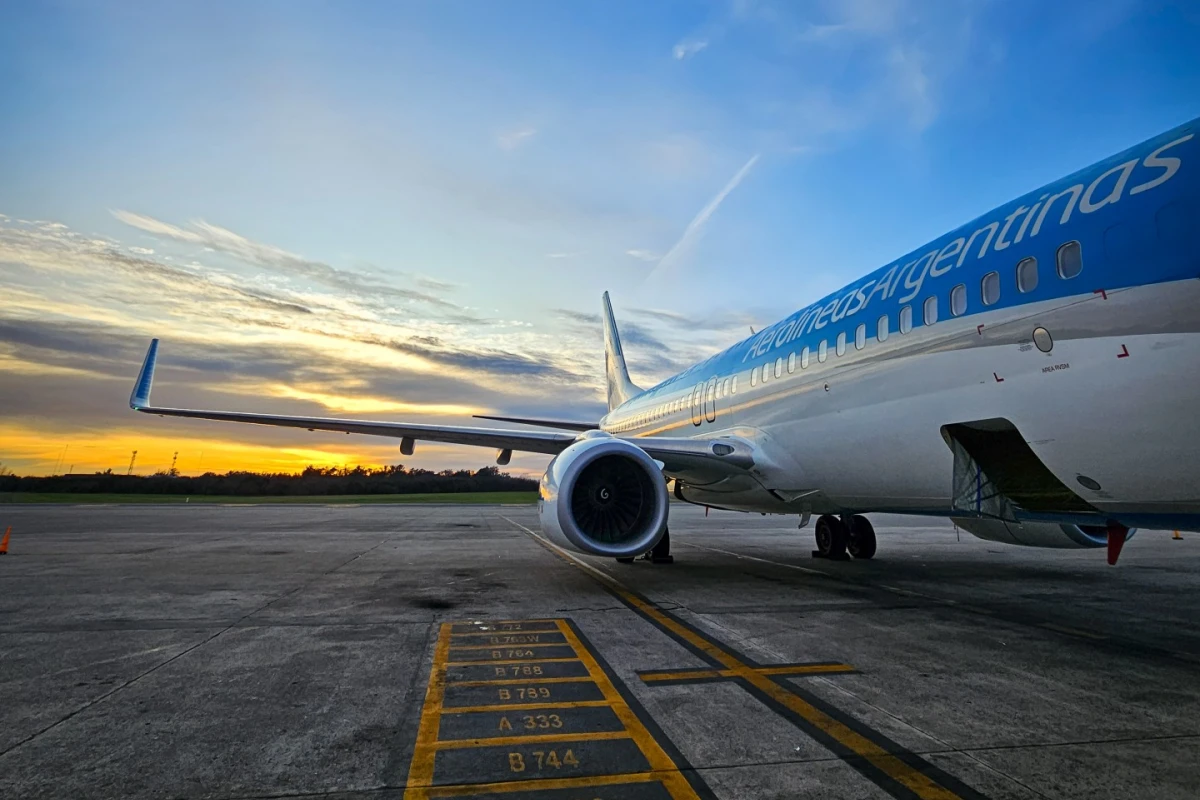 Aerolíneas Argentinas ofrecerá vuelos nocturnos con precios hasta 50% más baratos