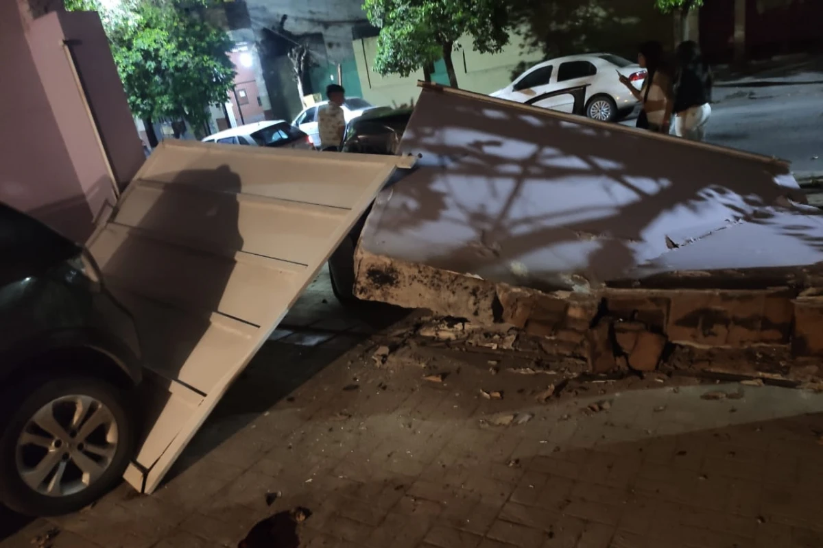 Perdió el control del auto y lo incrustó en la pared de una vivienda esta madrugada