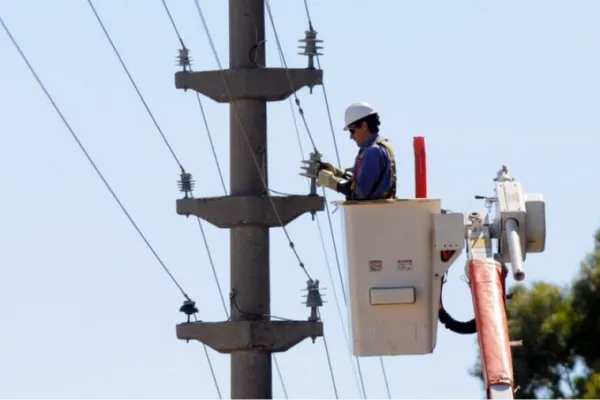 “Colgarse” de la luz o manipular los medidores: cuáles son las multas y penas por cometer estos delitos