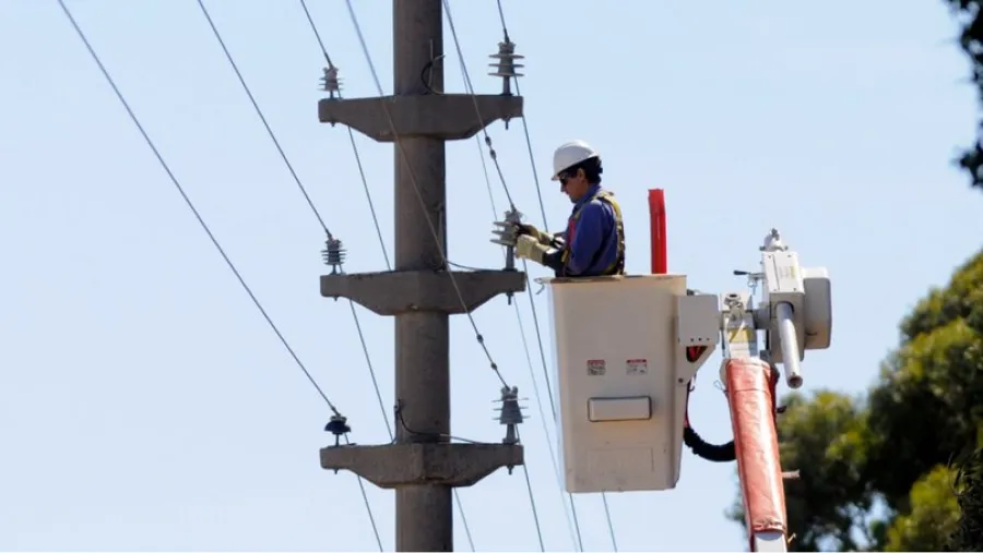 “Colgarse” de la luz: cuáles son las multas y penas por cometer este delito