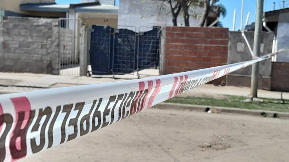 EL LUGAR. Los policías descubrieron un rastro de sangre que llevaba al interior de la casa donde fue el hecho.