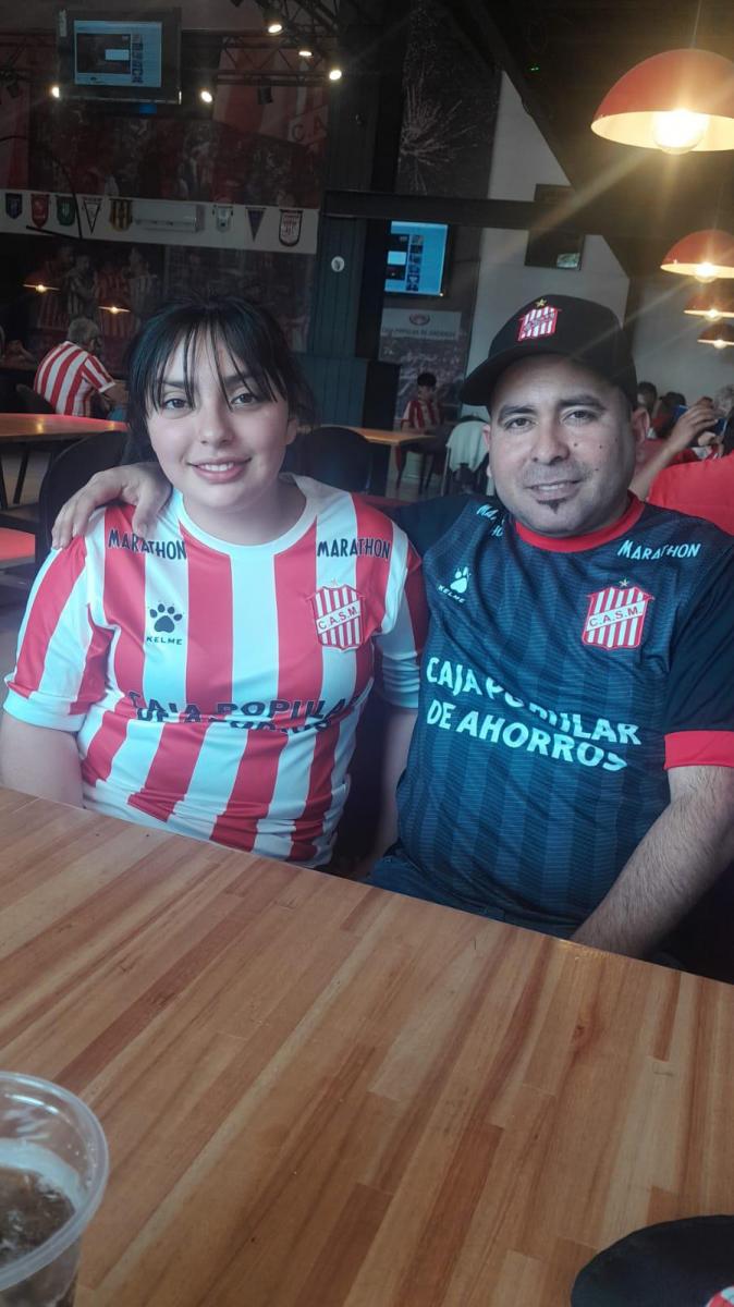 JUNTOS. Zoe Díaz y Sebastián Ignacio López posan con los colores de San Martín.