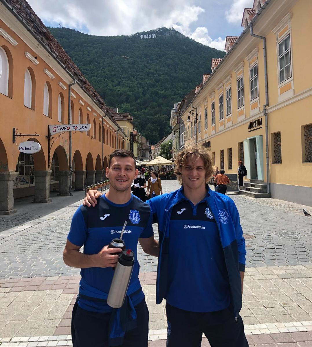 MODO TURISTA. Lucas Chacana posa junto a su compañero Manuel De Iriondo en Centrul Vechi, vecindario de Rumania.