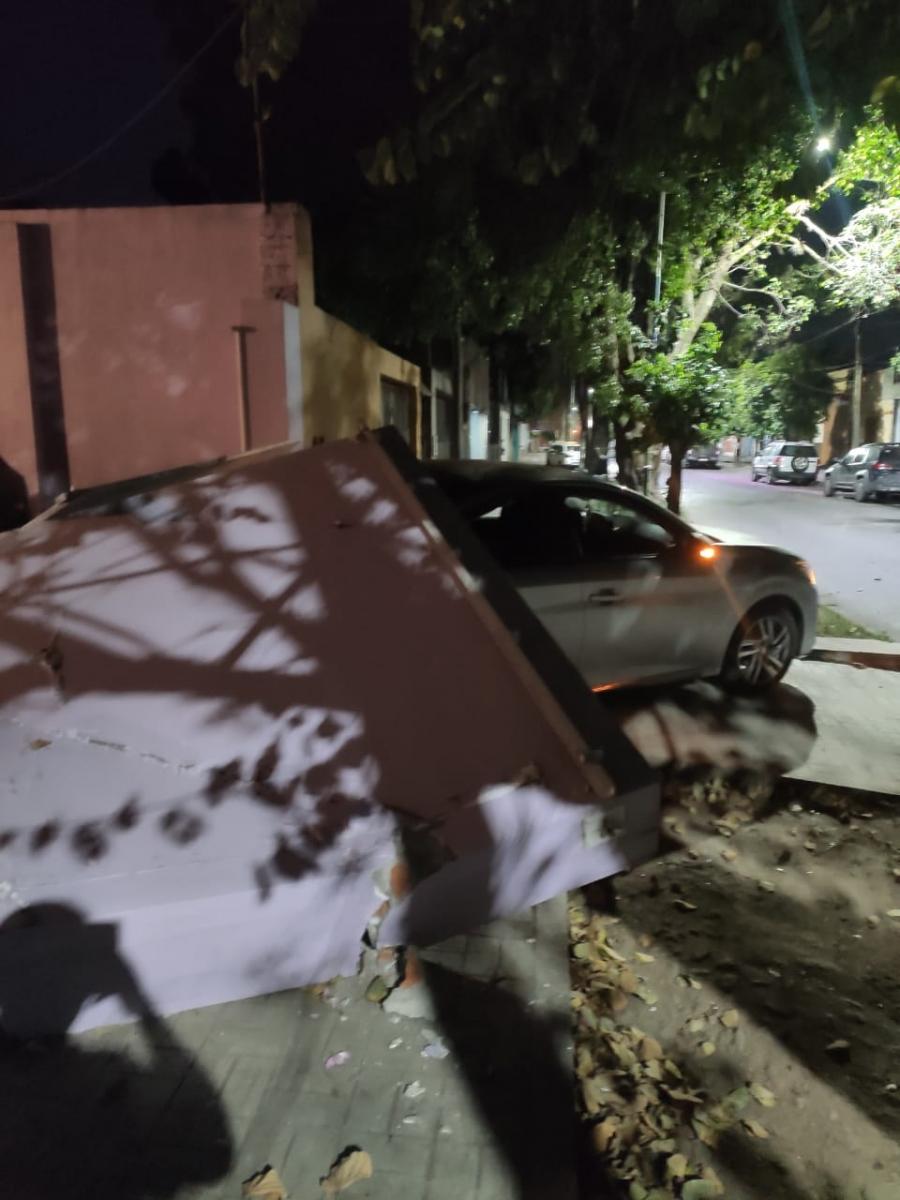 Perdió el control del auto y lo incrustó en la pared de una vivienda esta madrugada