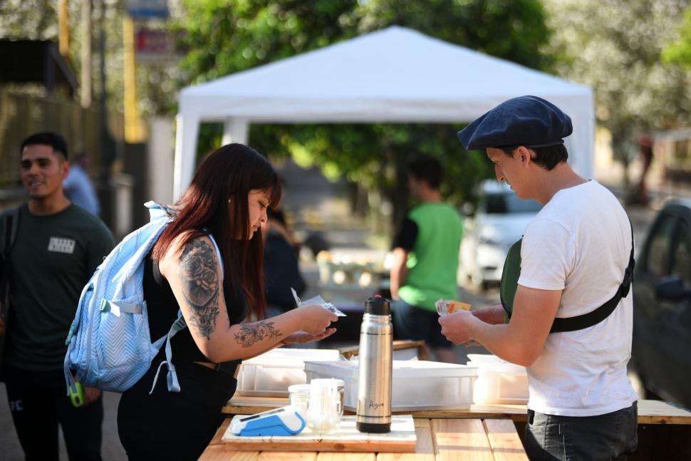 CLIENTES. El joven recibe pagos con QR, efectivo o tarjetas de débito.