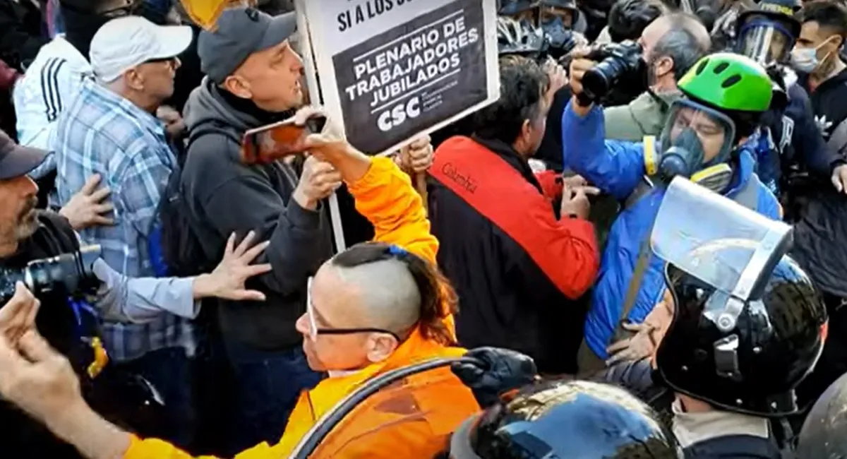 TENSIÓN. Manifestantes y la Policía se enfrentaron durante la protesta contra el veto de la movilidad jubilatoria.