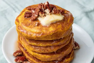 Panqueques esponjosos de calabaza, sin harinas, manteca ni azúcar