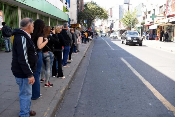 Choferes de UTA protestan frente a la Municipalidad antes del paro programado para las 14