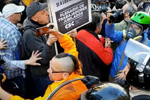 Tensión frente al Congreso: incidentes durante la marcha contra el veto de la ley jubilatoria