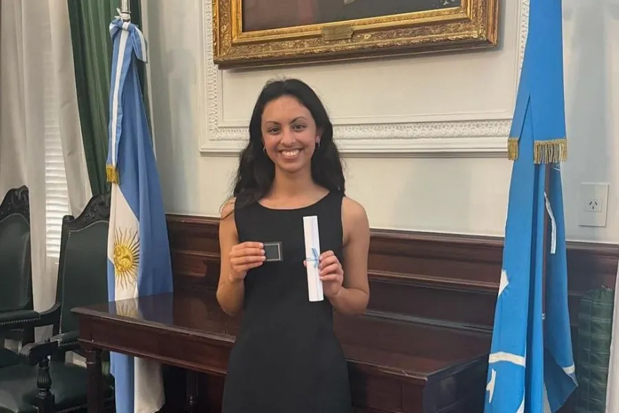 ORGULLO ARGENTINO. Martina en el acto de reconocimiento al mérito para estudiantes de las escuelas preuniversitarias de la UBA./Linkedin Martina Sequeira