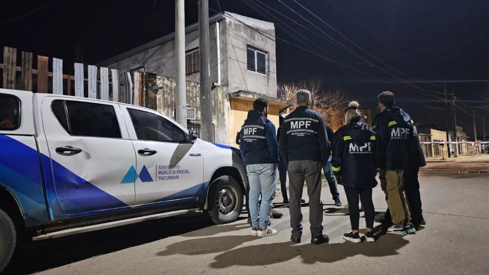 PLANIFICANDO EL TRABAJO. Los peritos del Equipo Científico de Investigación fiscal se prepara para analizar el lugar donde se registró el tiroteo.