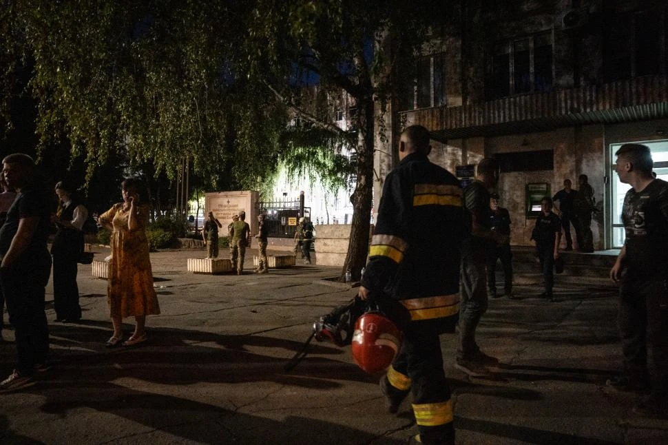 CONMOCIÓN. Podría haber gente sepultada bajo el edificio derruido.