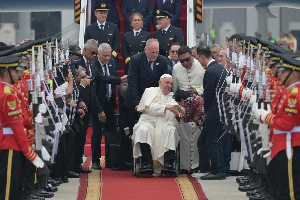 RECIBIMIENTO. Francisco en Yakarta, al comienzo de su largo viaje, que durará hasta el 13 de septiembre.