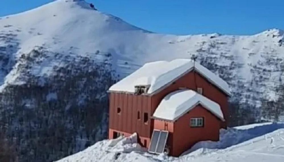 La avalancha se produjo en las inmediaciones del refugio. (Foto @lfsur)