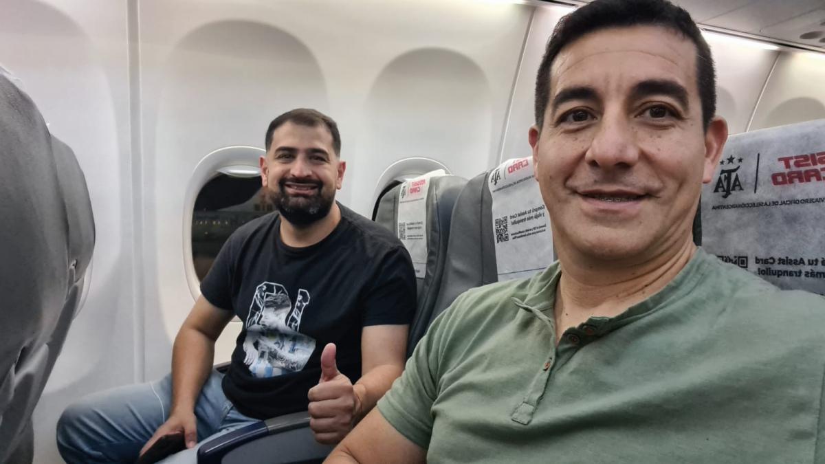 EN VIAJE. Sadir y Véliz se tomaron una selfie en el avión.