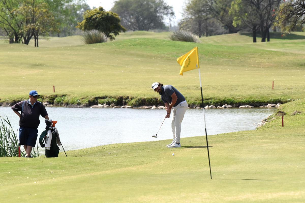 DEBUT AUSPICIOSO. Mariano Malmierca (h), que viene de ser bicampeón en el torneo local de Jockey Club, fue el mejor de los aficionados entre los profesionales e integra el cuarteto de líderes del Abierto.