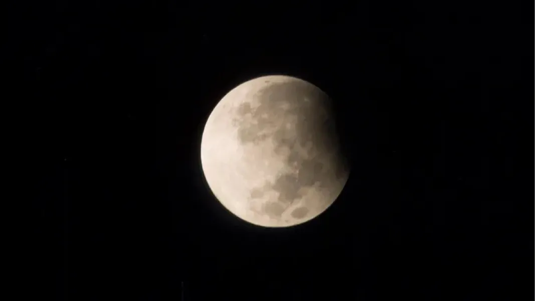 Fotografía de un eclipse tomada desde una estación espacial de la NASA.