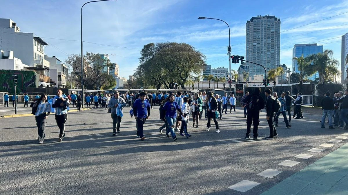 Ingresan los primeros hinchas al Monumental