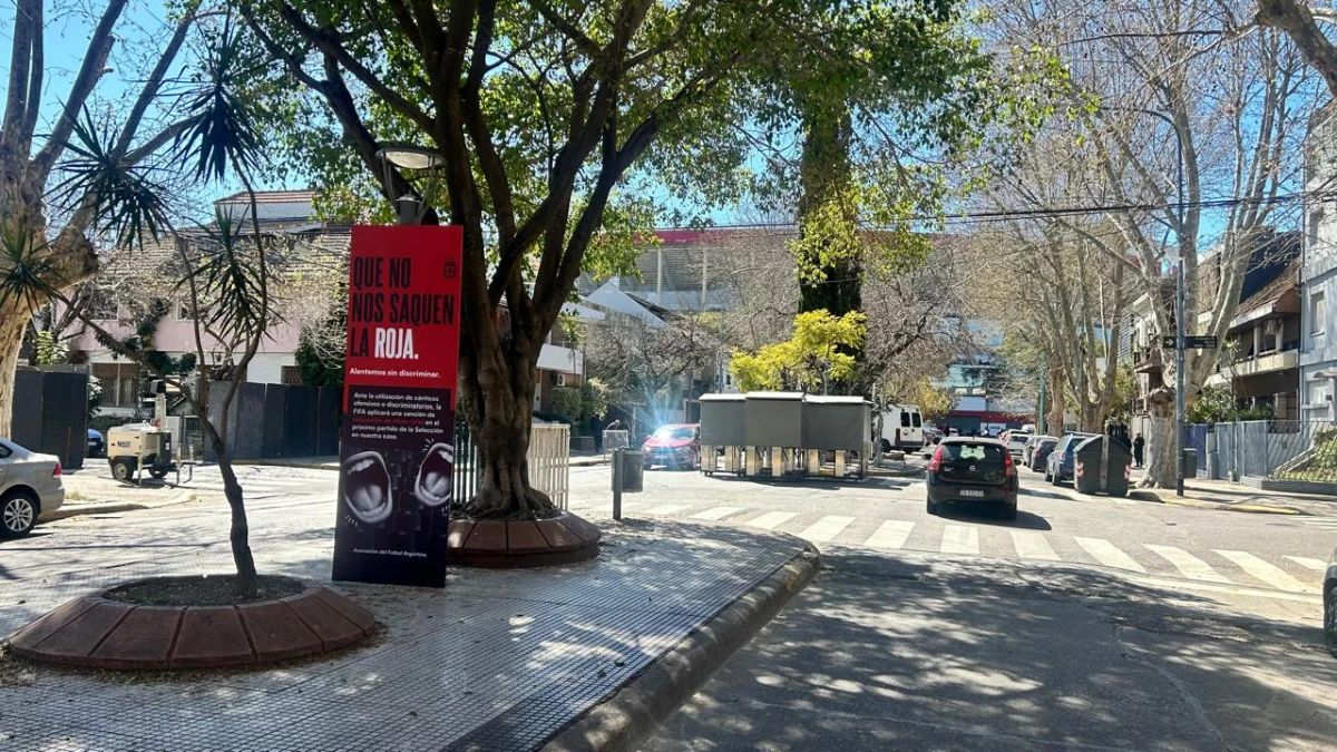 PEDIDO. Los carteles que la AFA colocó en las inmediaciones del estadio de River tienen el fin de concientizar a los hinchas.