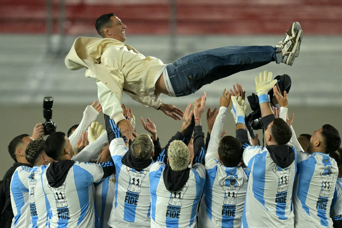 ÚLTIMO ADIÓS. La Selección despidió a Ángel Di María a lo grande. Hubo un homenaje y el Fideo se emocionó al hablarle al público.