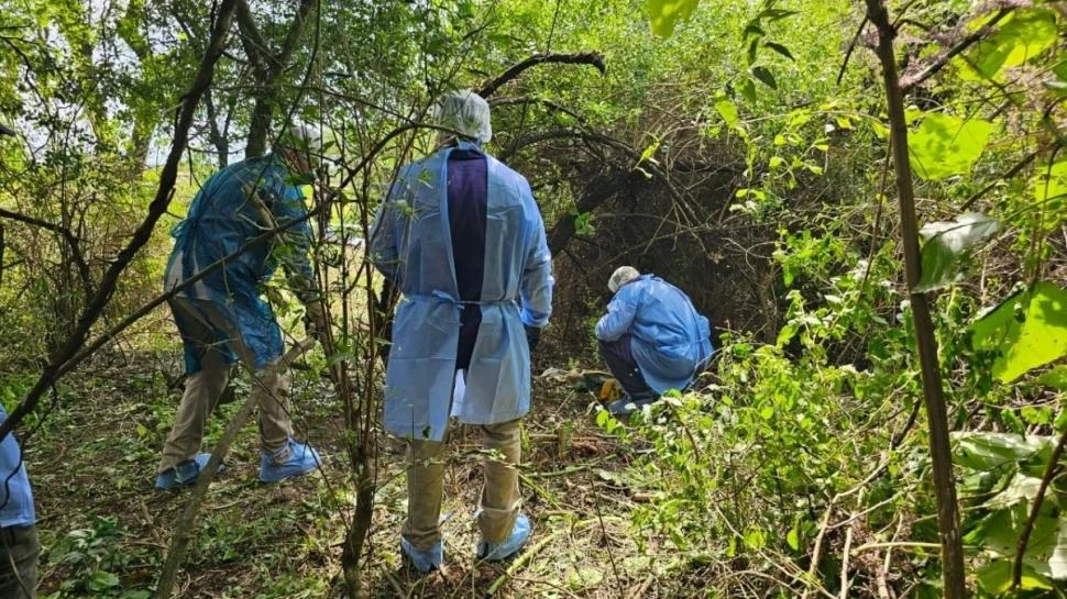 EL HALLAZGO. Los peritos del ECIF donde encontraron el cuerpo del niño.