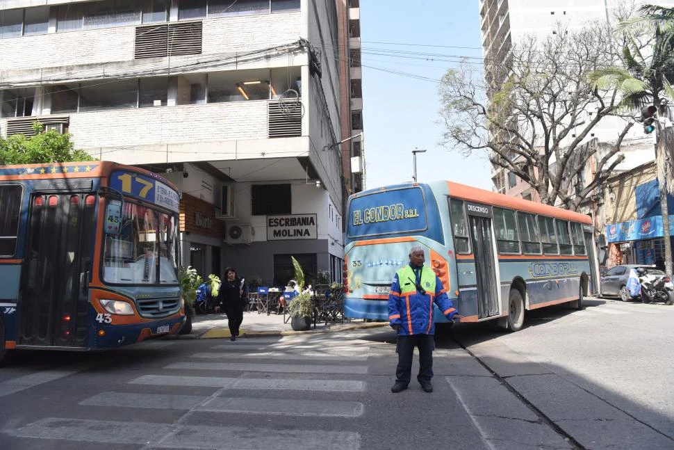 ÓMNIBUS EN SAN MIGUEL DE TUCUMÁN. El gremio de UTA dio inicio este miércoles a una medida de fuerza centrada en un paro de choferes, a fin de rechazar el despido de 200 trabajadores de líneas de colectivos de la Capital. 