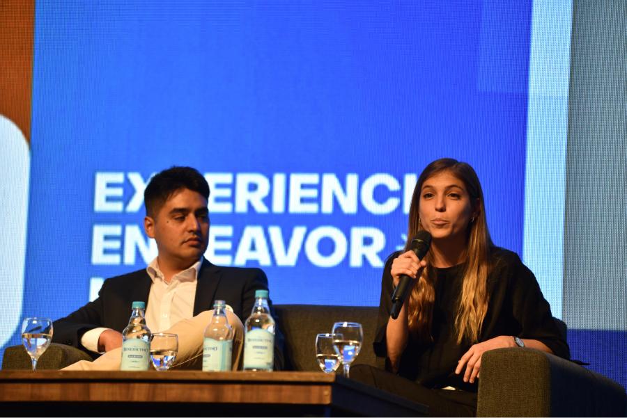 CIENCIA Y NEGOCIOS. Guadalupe Murga, fundadora de Sylvarum, explica su proyecto en el escenario de la Unsta. / INÉS QUINTEROS ORIO, LA GACETA