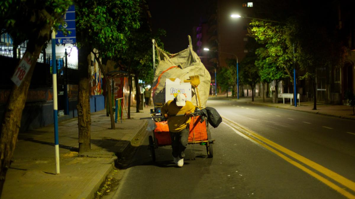 Popi recorre entre 15 y 20 kilómetros diarios en busca de cartón, vidrios, metales e incluso alimentos de la basura que pueda consumir o vender.