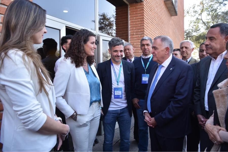 RECEPCIÓN. Julia Bearzi y Franco Mignacco de Endeavor junto al gobernador Osvaldo Jaldo antes de la apertura. / INÉS QUINTEROS ORIO, LA GACETA.