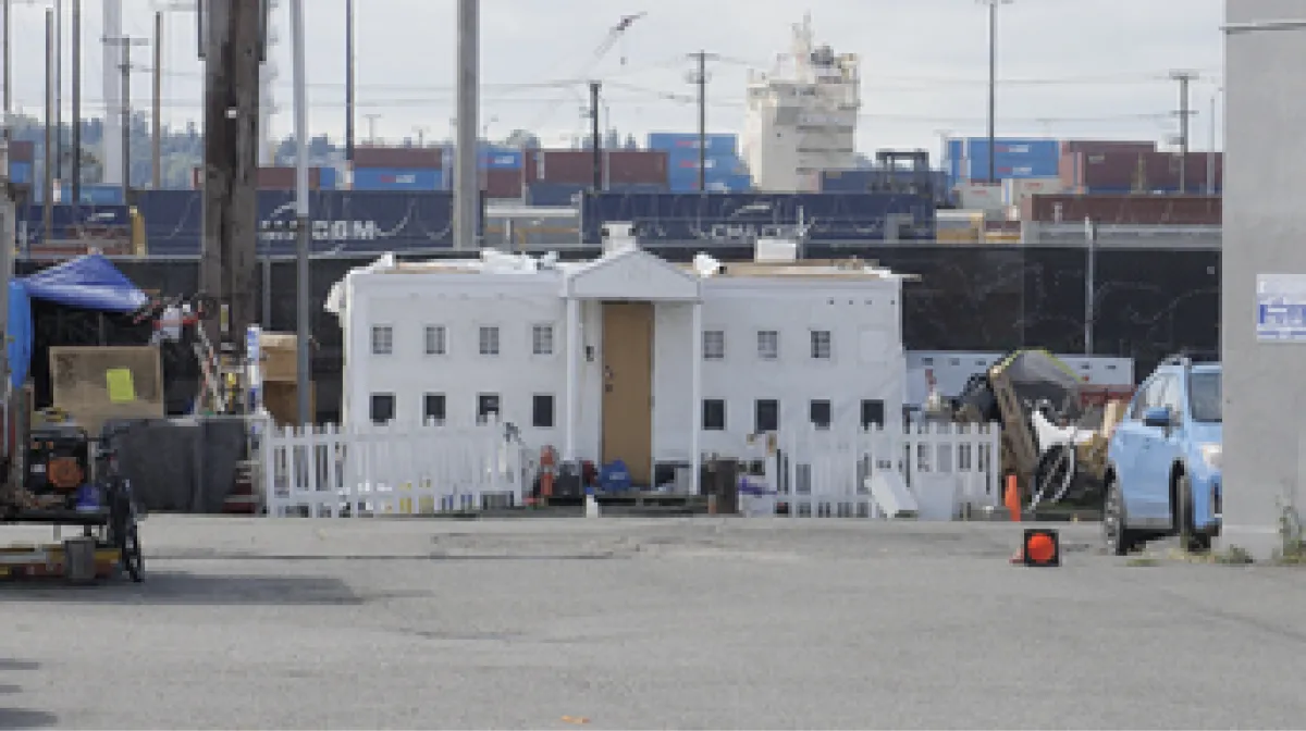 Un hombre construyó una réplica de la Casa Blanca en un barrio necesitado en los Estados Unidos.