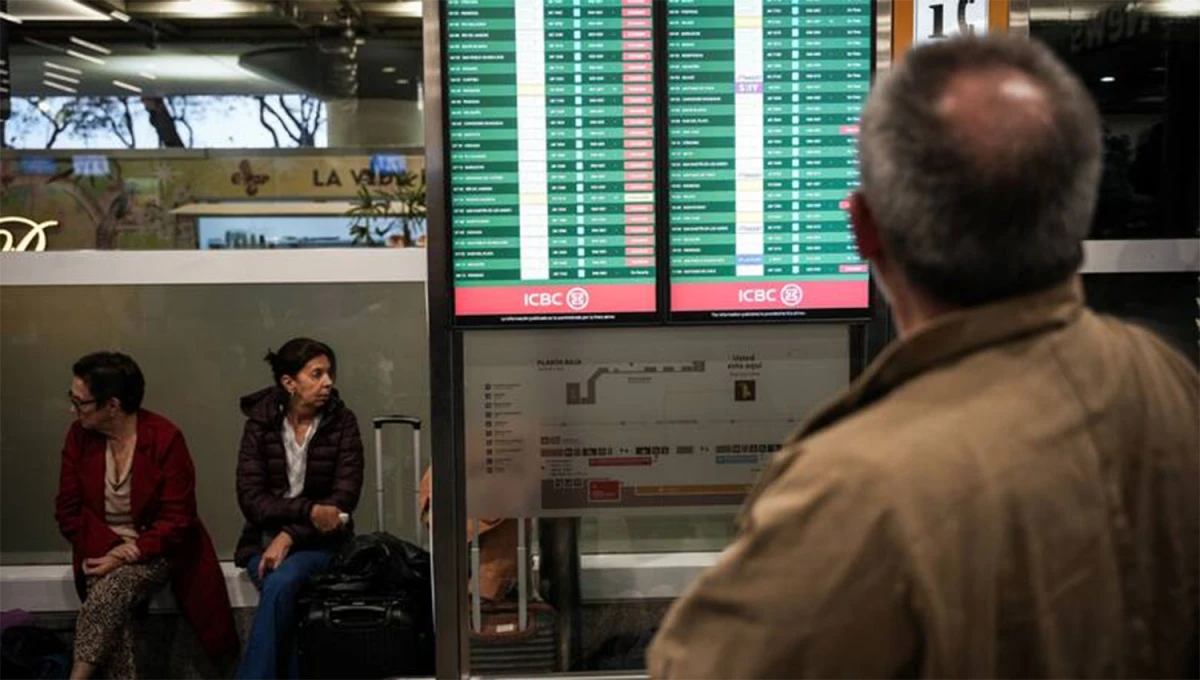 ESPERA. Son miles los pasajeros que deberán modificar sus itinerarios durante la mañana en diferentes aeropuertos del país.