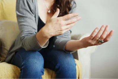 Qué significa mover las manos al hablar, según la ciencia